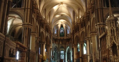 Stire din Actualitate : PREMIERĂ la Canterbury: Catedrala va avea un cor feminin