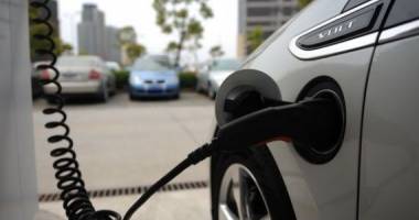 Stire din Eveniment : Câte mașini electrice și hibrid circulă pe șoselele din România