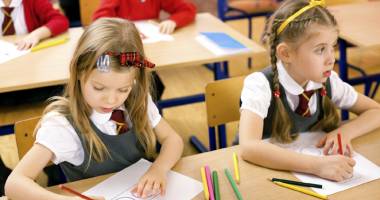 Stire din Cultură-Educație : SCHIMBĂRI ÎN ÎNVĂȚĂMÂNT! UNIFORMELE ȘCOLARE AR PUTEA DEVENI OBLIGATORII