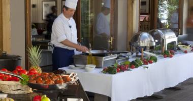 Stire din Social : Cât mănâncă românii în vacanțele all inclusive