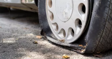 Stire din Eveniment : Doi tineri au fost reţinuţi după ce ar fi tăiat anvelopele a 14 autovehicule