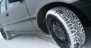 Stire din Eveniment : Polițiștii au instituit filtre pentru verificarea cauciucurilor de iarnă