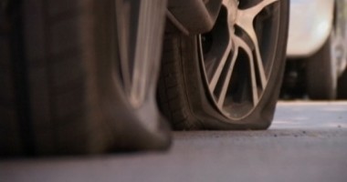 Stire din Eveniment : I-a tăiat cauciucurile mașinii pentru că era nervos