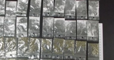 Stire din Eveniment : Căuta cumpărători pentru 26 de plicuri cu substanțe psihotrope