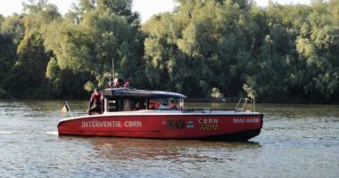 Stire din Eveniment : Trupul unuia dintre bărbaţii daţi dispăruţi după accidentul naval de pe Dunăre, găsit şi recuperat