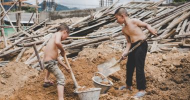 Stire din Eveniment : Caz revoltător în România. Copii de 12 ani, forțați să muncească în construcții 18 ore pe zi