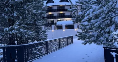 Stire din Eveniment : A închiriat o pensiune pentru Revelion fără să dețină unitatea de cazare. Câți bani a primit de la turiști