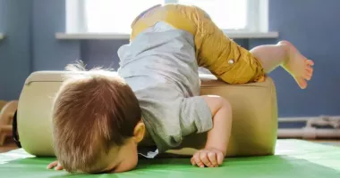 Stire din Sănătate : Învățați cum să preveniți și să reacționați corect la căzăturile copiilor
