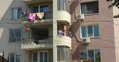 Stire din Social : Război total între patronul de la Cafe Cafe și vecinii săi