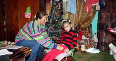 Cum îi putem oferi un Crăciun de vis unei fetițe paralizate - 2