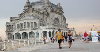 Stire din Social : RUȘINOS / Cazinoul, umilit în fața a sute de mii de turiști și constănțeni | GALERIE FOTO