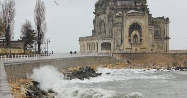 COD PORTOCALIU de viscol la Constanța / Spectacol pe faleza de la Cazino. GALERIE FOTO - 6