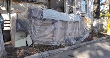 Trotuarul le e pat și masă - 4