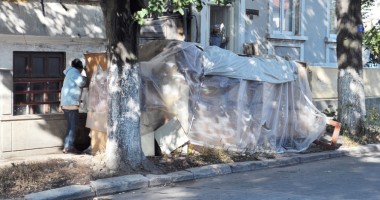 Trotuarul le e pat și masă - 3