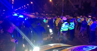 Polițiști "umiliți" de șmecheri cu bolizi de lux. Le-a arătat chiar și penisul... - 2