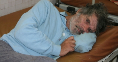 Oamenii străzii iau cu asalt spitalul