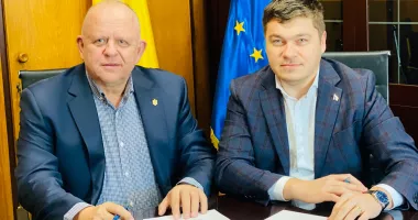 Stire din Politică-Administrație : Canalizare pentru localitatea Lazu. Primarul Cristian Cîrjaliu a semnat contractul de finanțare