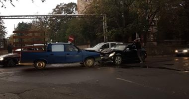 Stire din Eveniment : FOTO / Accident rutier pe strada Ștefăniță Vodă. Două autoturisme au fost avariate