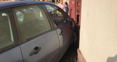 FOTO. Un șofer cu permisul suspedat a făcut ravagii în Constanța, după ce nu a oprit la STOP! - 2