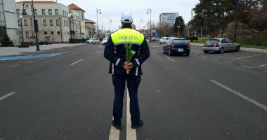 Stire din Eveniment : Polițiștii constănțeni au împărțit flori și zâmbete în trafic