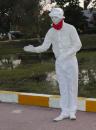 Stire din Diverse : Omul în alb produce bani în stațiunea Mamaia fără să facă nimic