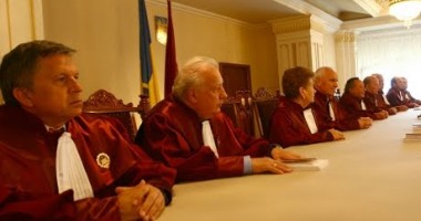 Stire din Politică-Administrație : CCR decide astăzi validarea sau invalidarea referendumului
