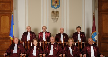 Stire din Politică-Administrație : Noii membri ai Curții Constituționale depun jurământul de învestitură, luni, la Palatul Cotroceni