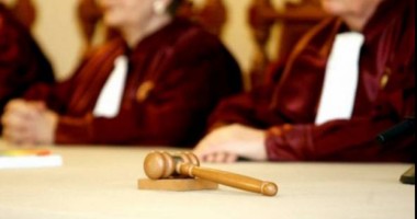 Stire din Politică-Administrație : CCR discută în 11 decembrie sesizarea privind  Legea Descentralizării