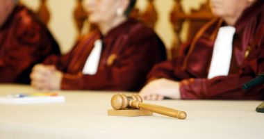Stire din Politică-Administrație : CCR discută, în septembrie, sesizarea  lui Iohannis care vizează magistrații