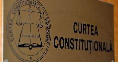 Stire din Politică-Administrație : CCR amână pentru luni decizia privind anularea primului tur al alegerilor prezidenţiale