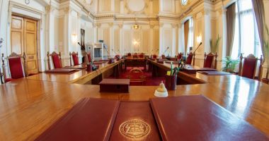 Stire din Eveniment : Avocatul Poporului a sesizat CCR în legătură cu Legea pensiilor militare. Vrea să se specifice sursa de finanțare pentru majorări