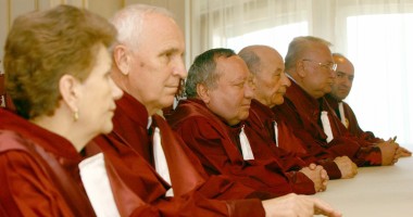 Stire din Politică-Administrație : Decizia CCR privind referendumul nu este publică până la citirea în Parlament