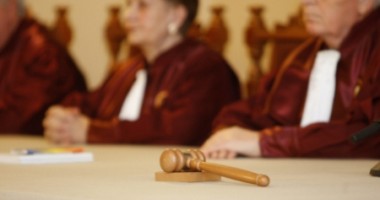 Stire din Politică-Administrație : CCR amână decizia privind validarea referendumului până pe 12 septembrie