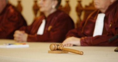 Stire din Politică-Administrație : USR sesizează CCR. Care este motivul