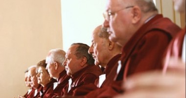 Stire din Politică-Administrație : CCR judecă sesizarea lui Băsescu privind reprezentarea României la CE. PONTA își pledează cauza