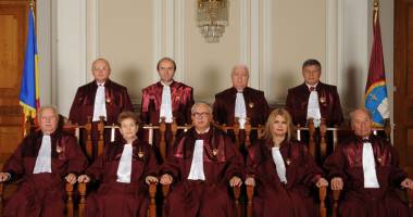 Stire din Politică-Administrație : CCR a amânat dezbaterea privind incompatibilitatea aleșilor locali