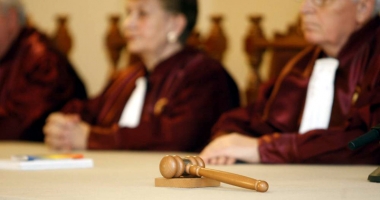 Stire din Politică-Administrație : CCR a decis! Alegerile locale vor avea loc într-un singur tur