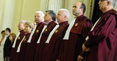 Stire din Politică-Administrație : CCR lasă primarii fără pensii speciale. Legea este neconstituțională