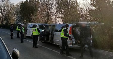 Stire din Eveniment : Polițiștii, cu ochii pe contrabandiști! Câte cartoane cu țigări ai voie să aduci din Bulgaria în România?