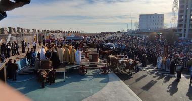 GALERIE FOTO / Mii de persoane, prezente la slujba de Bobotează. Alai cu butoaiele trase de cai și boi - 12
