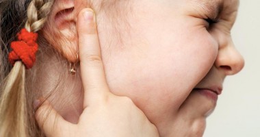 Stire din Sănătate : Ce afecțiune  a urechii dă bătăi  de cap adulților  și copiilor