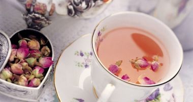 Ceaiul din petale de trandafiri ajută și în caz de laringită
