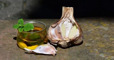 Stire din Sănătate : Ceaiul de usturoi ajută organismul să dizolve grăsimea acumulată în exces