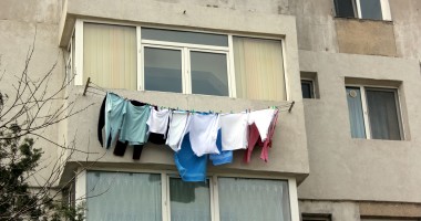 Stire din Politică-Administrație : Ce amendă riști dacă scuipi pe stradă sau îți întinzi rufele la vedere
