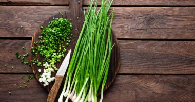 Stire din Sănătate : Ceapa verde este un aliment potrivit în curele de slăbire