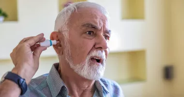 Stire din Sănătate : De ce apare mirosul urât în urechi și ce poate ascunde