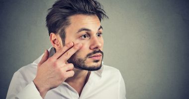 Stire din Sănătate : Consumul abuziv de alcool este una dintre cauzele apariției cearcănelor