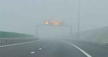Stire din Social : Drumuri acoperite de ceață densă. Vizibilitatea este redusă în trafic