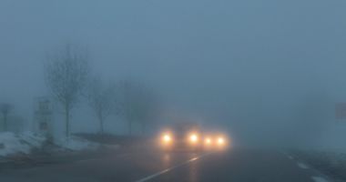 Circulație în condiţii de ceaţă densă pe mai multe drumuri din România. Ce trebuie să facă șoferii