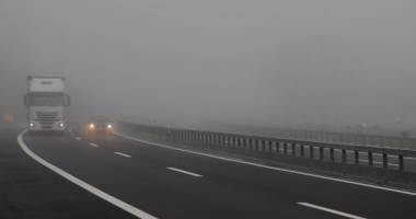 Stire din Eveniment : Atenție, șoferi! Ceața încurcă traficul rutier
